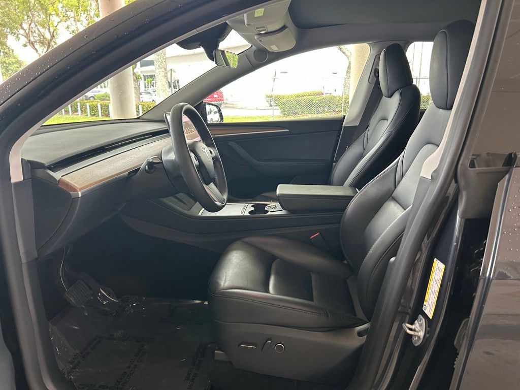 Used 2024  Tesla  image 4