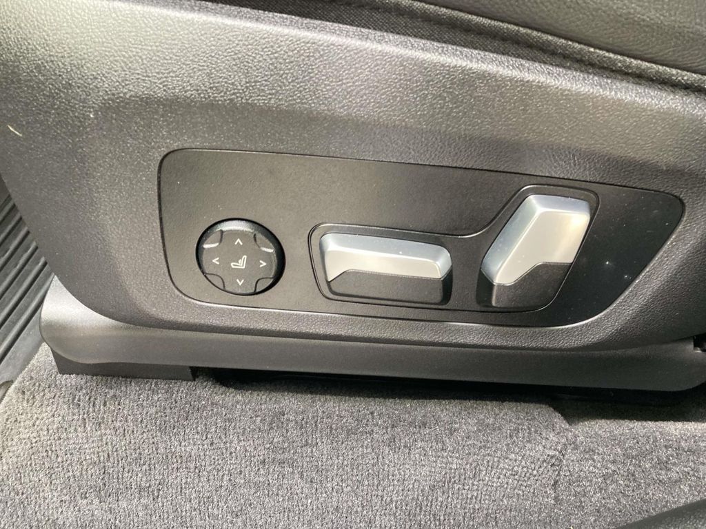 Used 2022 White BMW xDrive30i image 13