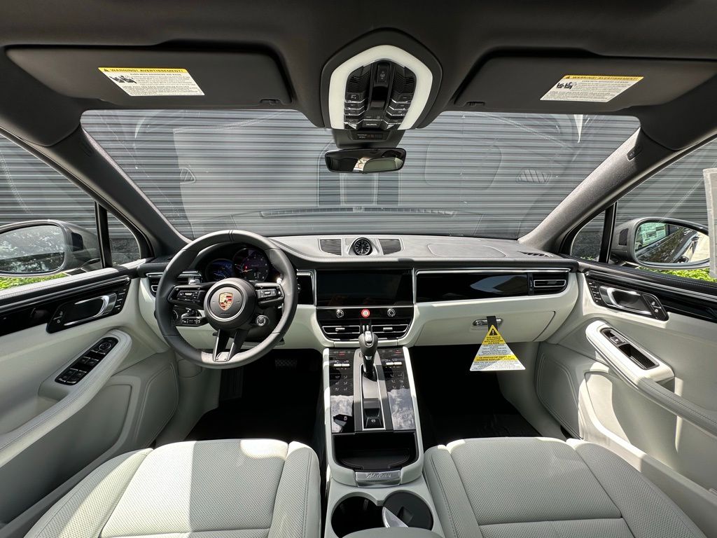 2025 Porsche Macan  29