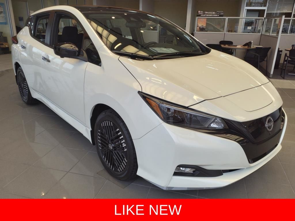 Super Black/Pearl White 2024 Nissan LEAF Hatchback Front-Wheel Drive Automatic