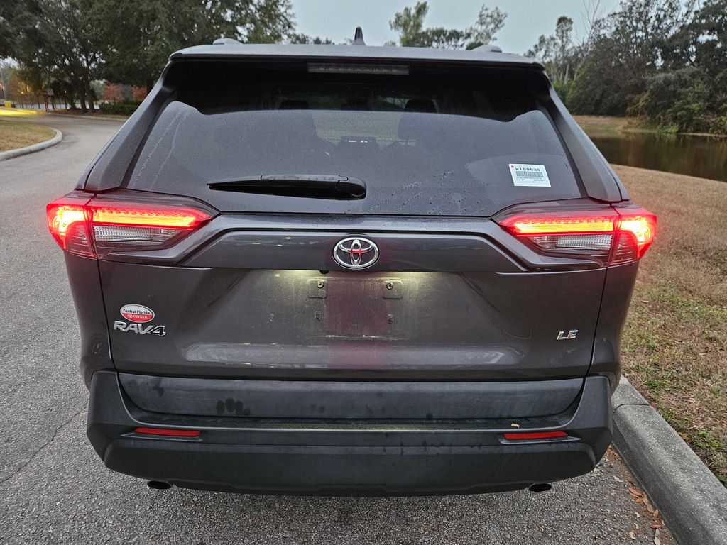 2021 Toyota RAV4 LE 4