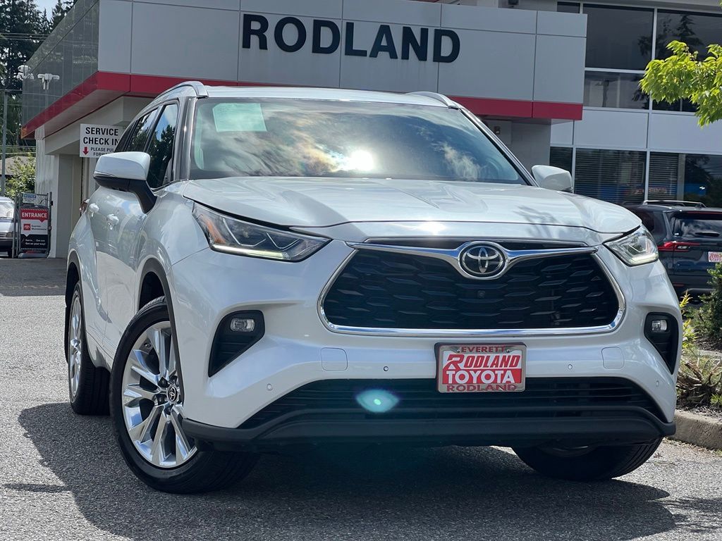 White (Wind Chill Pearl) 2022 Toyota Highlander SUV / Crossover All-Wheel Drive 8-Speed Automatic