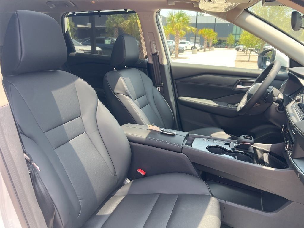 2025 Everest White Pearl Nissan Rogue SV FWD SUV