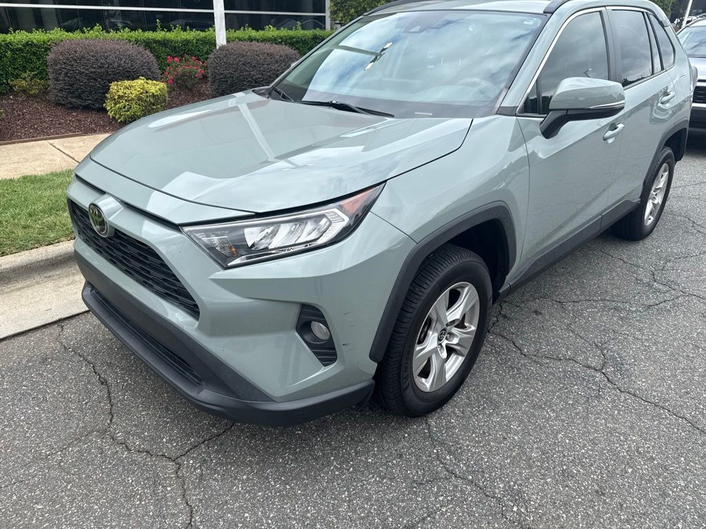 Used 2021  Toyota XLE image 3