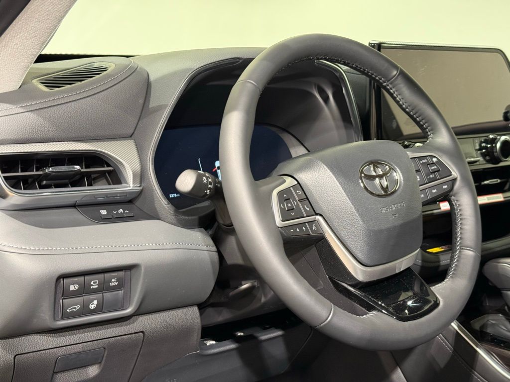 Thumbnail: 2025 Toyota Highlander - 17