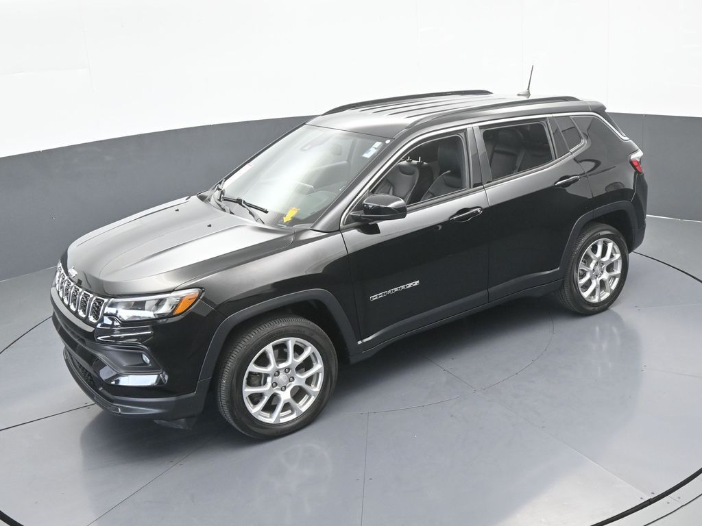 Used 2024 Diamond Black Crystal Pearlcoat Jeep Latitude Lux image 41