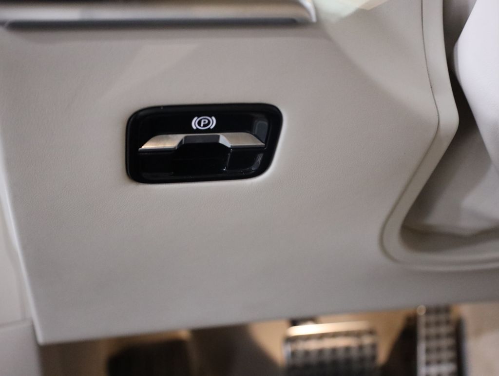 Used 2022 White Mercedes-Benz S 580 image 12