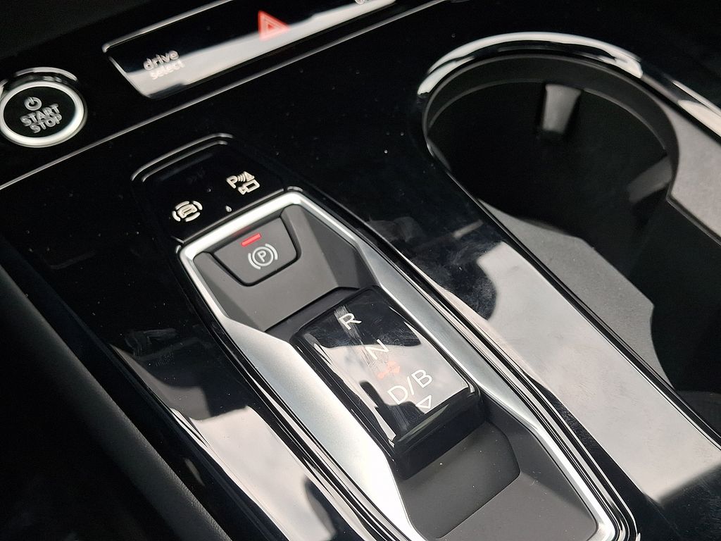 Thumbnail: 2025 Audi Q6 e-tron - 15