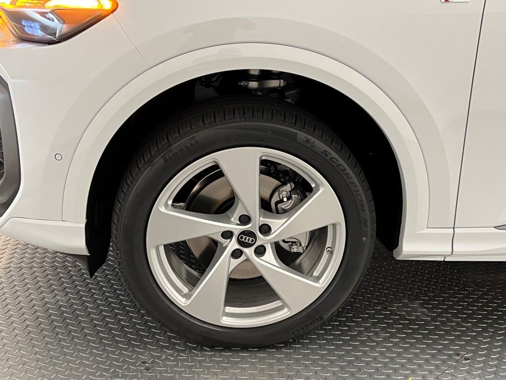 Thumbnail: 2025 Audi Q5 - 12