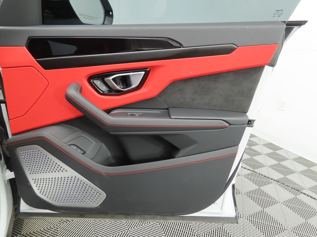 Thumbnail: 2023 Lamborghini Urus - 25