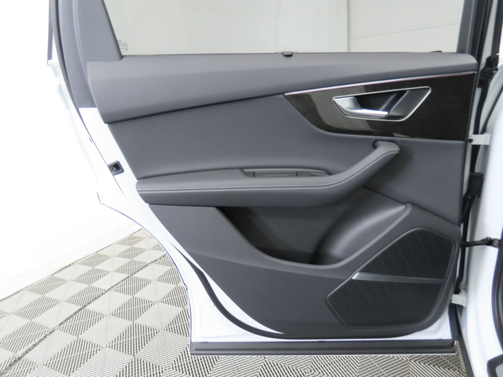 2025 Audi Q7  28
