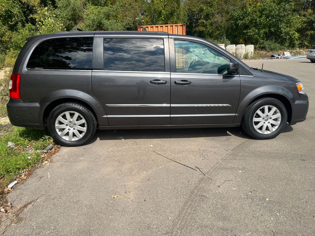 2016 Chrysler Town & Country Touring 8