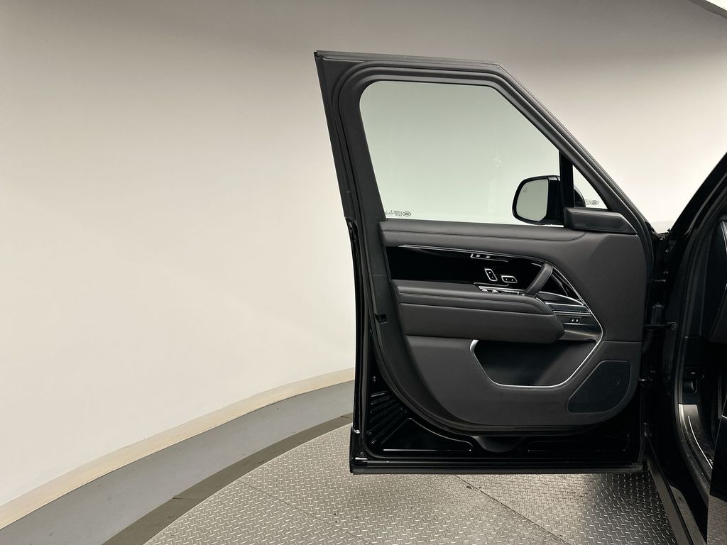 2023 Land Rover Range Rover SE 9