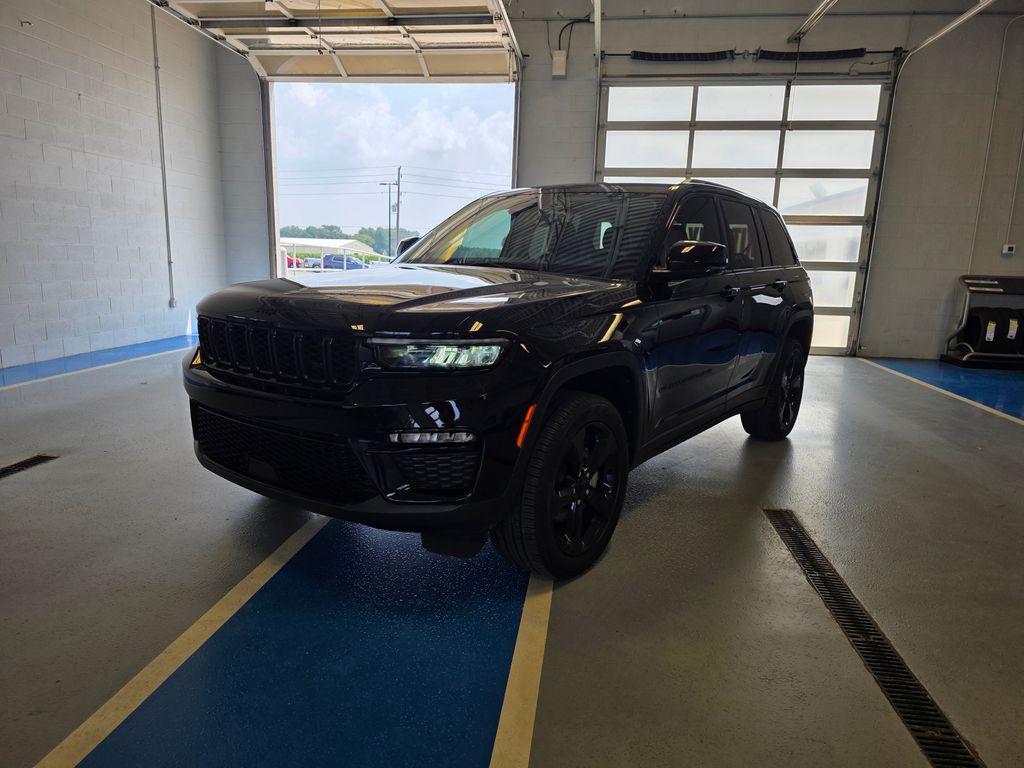 Diamond Black Crystal Pearlcoat 2023 Jeep Grand Cherokee SUV / Crossover Four-Wheel Drive 8-Speed Automatic