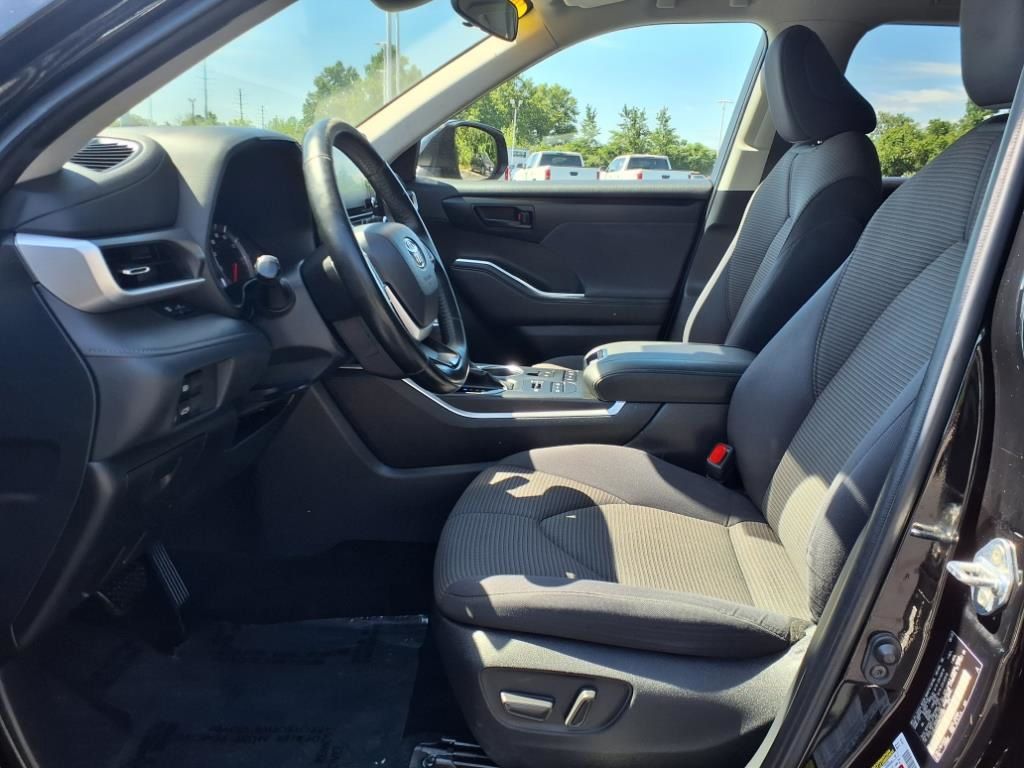 2022 Toyota Highlander LE photo 3