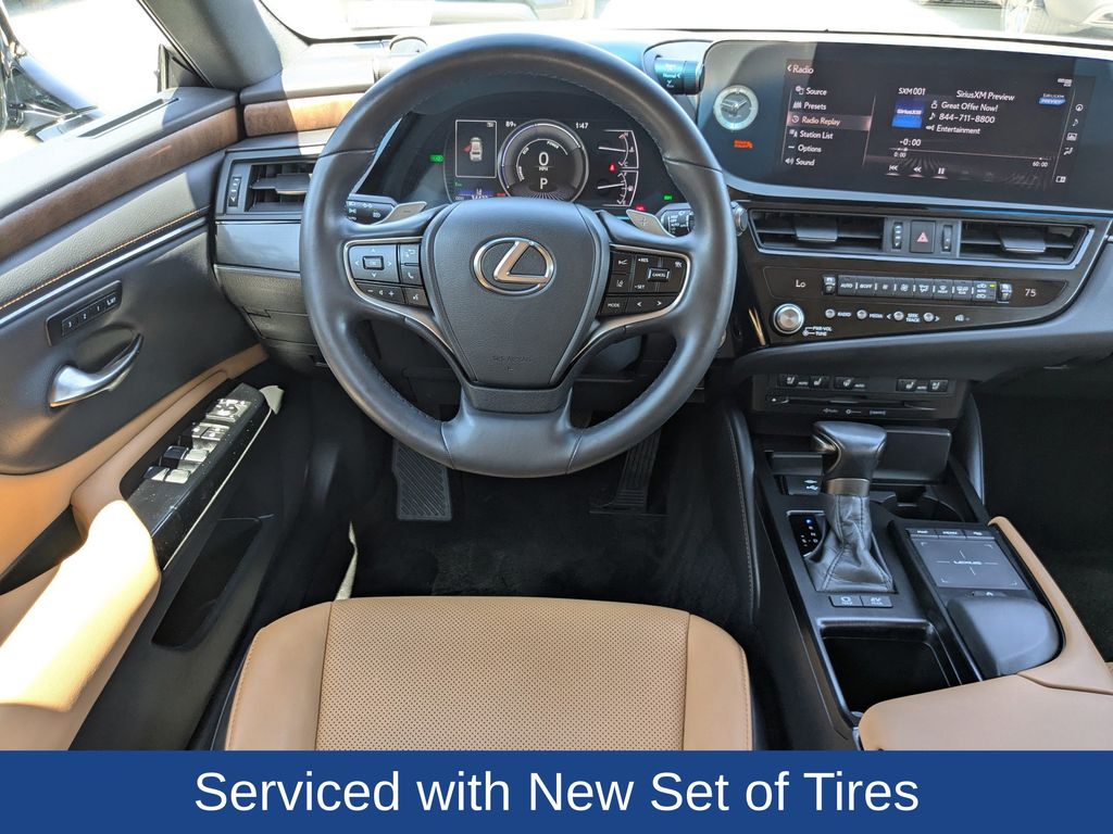 2022 Lexus ES 300h 