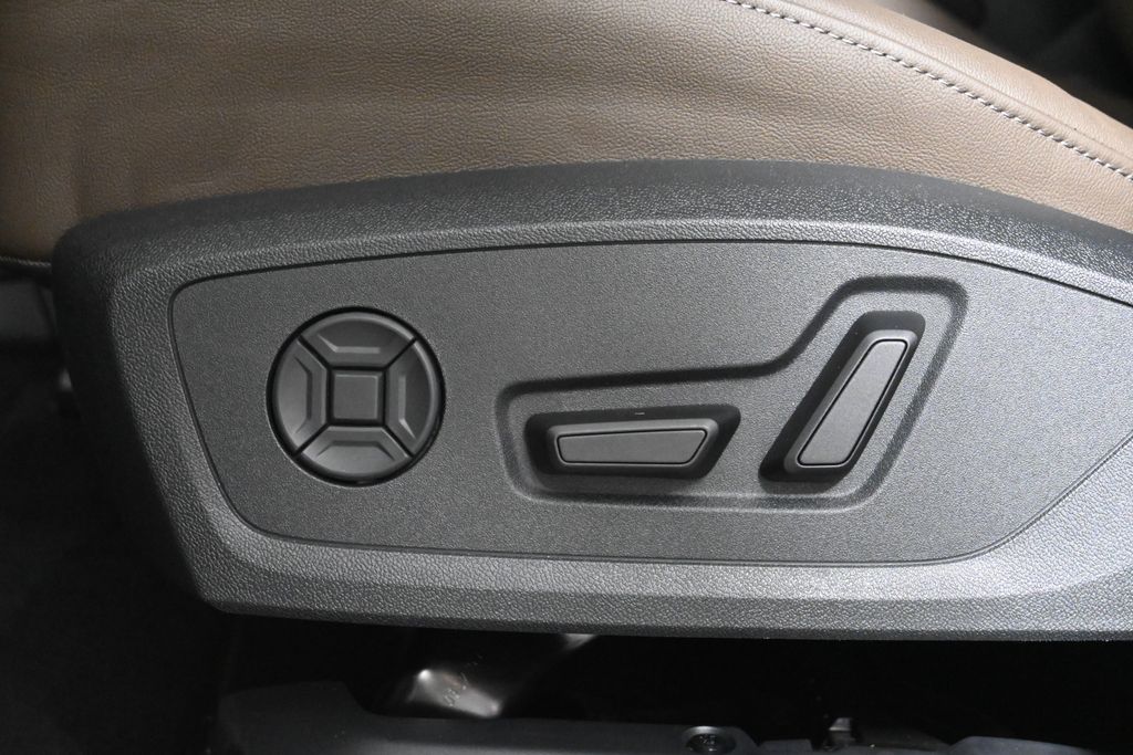 Thumbnail: 2025 Audi Q6 e-tron - 21