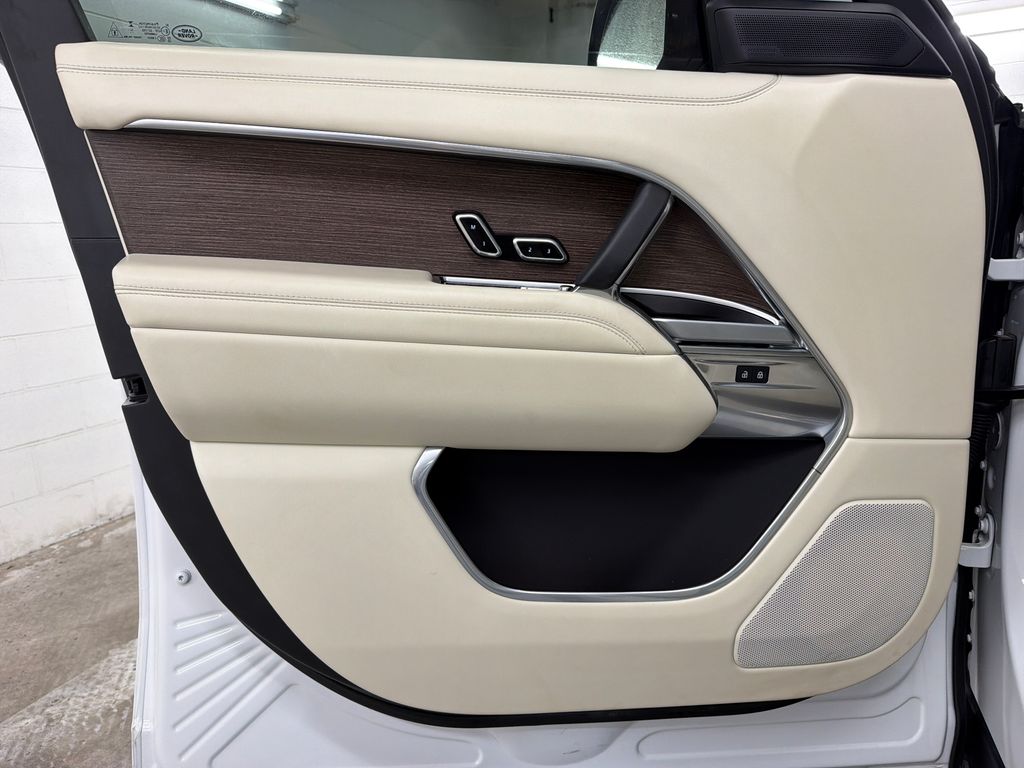 Used 2025  Land Rover SE image 15
