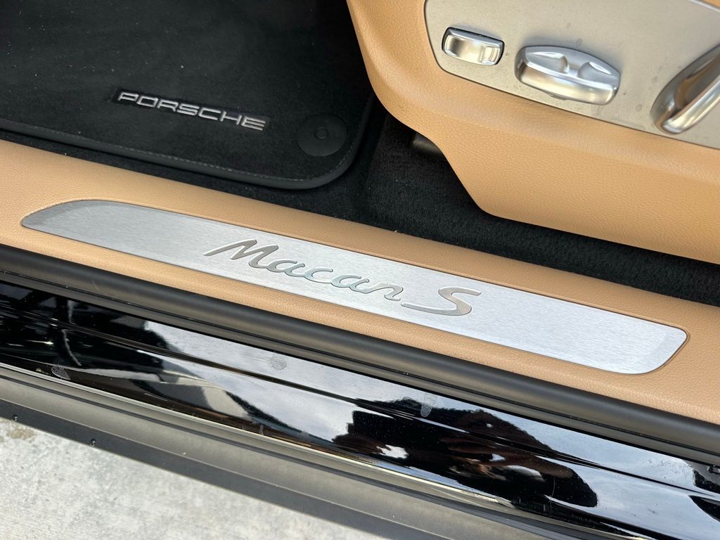 Thumbnail: 2018 Porsche Macan - 18
