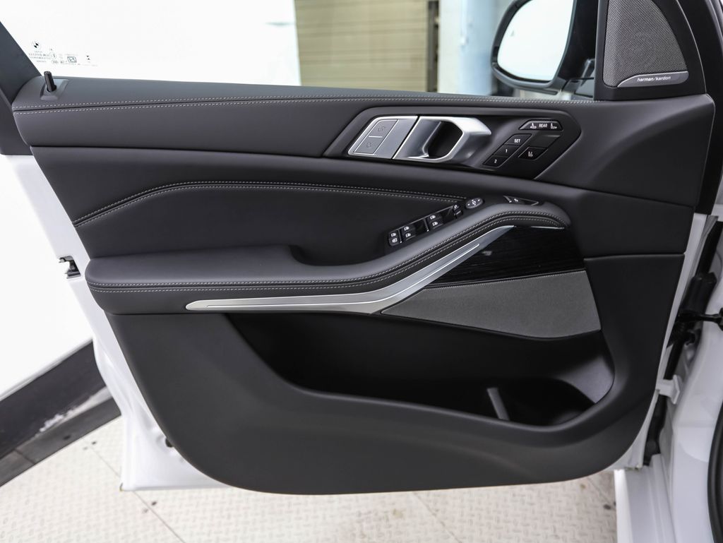 Thumbnail: 2027 BMW X7 - 9