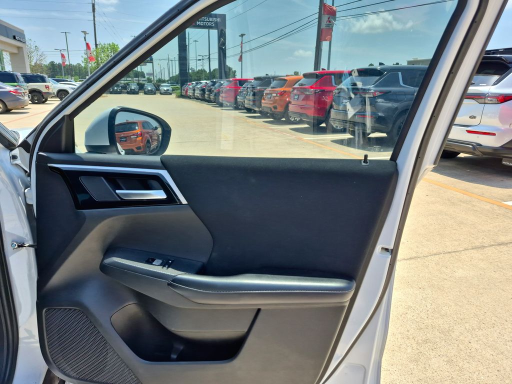 2023 Mitsubishi Outlander ES White at North Houston Mitsubishi