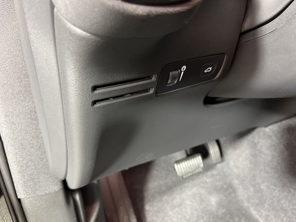 Thumbnail: 2022 Volvo XC40 - 29