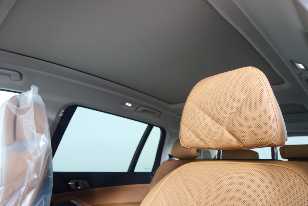 Thumbnail: 2026 BMW X7 - 12