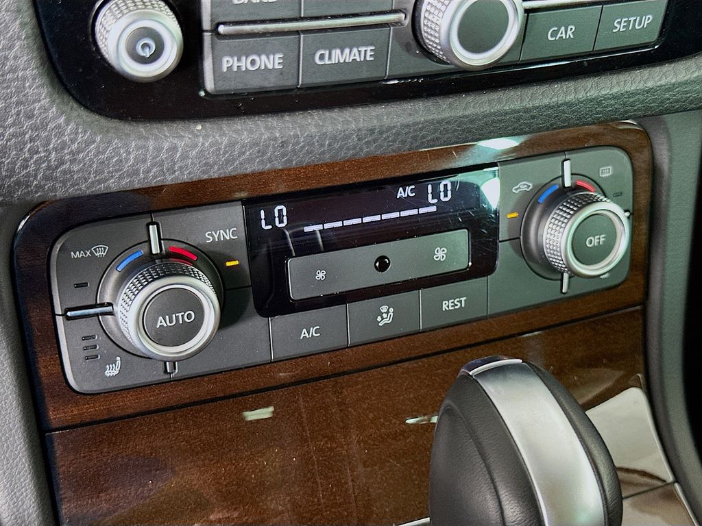 Thumbnail: 2015 Volkswagen Touareg - 16