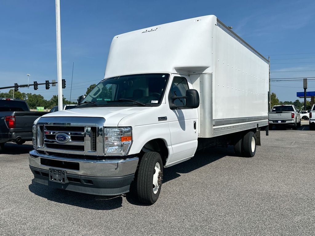 2022 Ford E-450SD Base