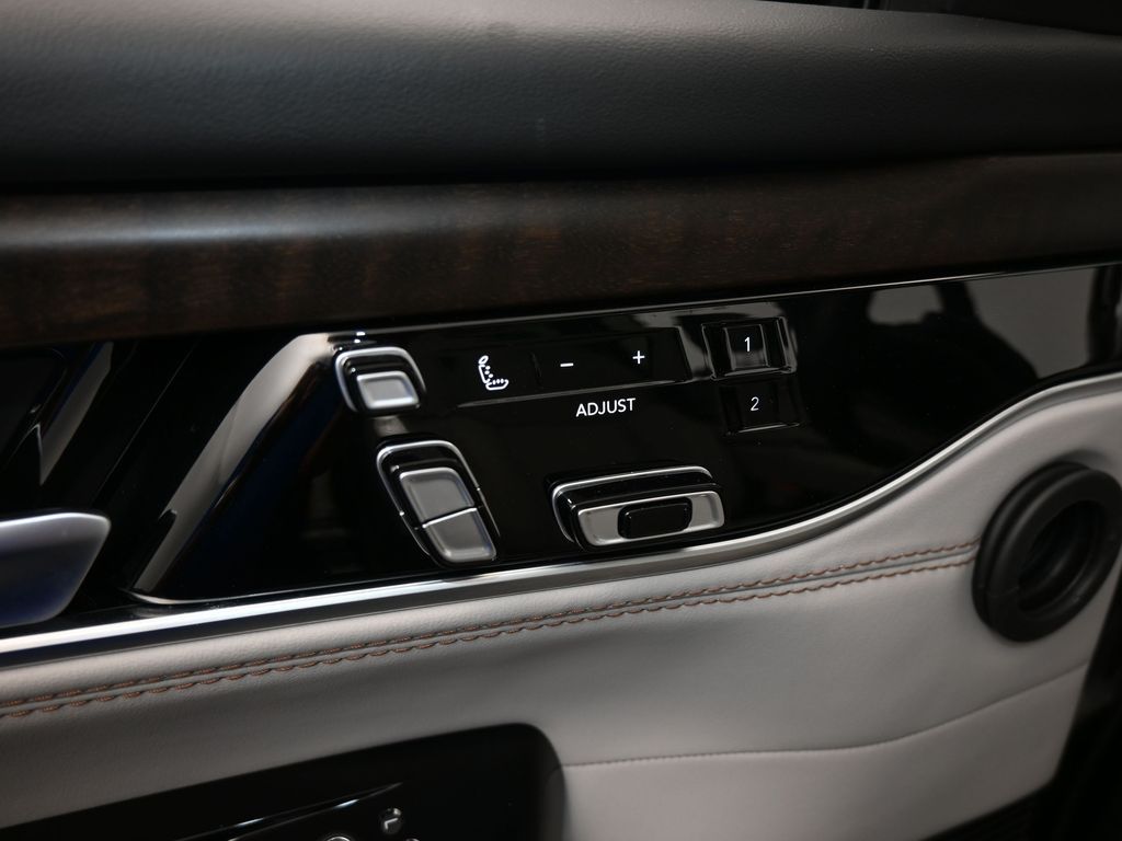 Used 2024 Diamond Black Crystal Pearlcoat Jeep Base image 15