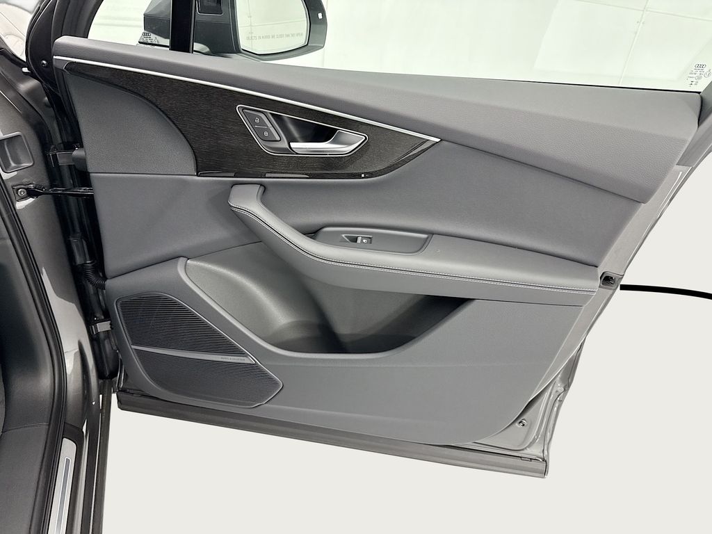 Thumbnail: 2026 Audi Q7 - 26