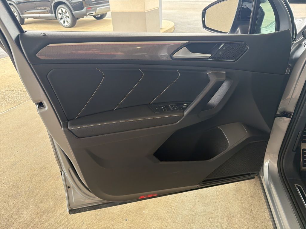 Thumbnail: 2023 Volkswagen Tiguan - 18