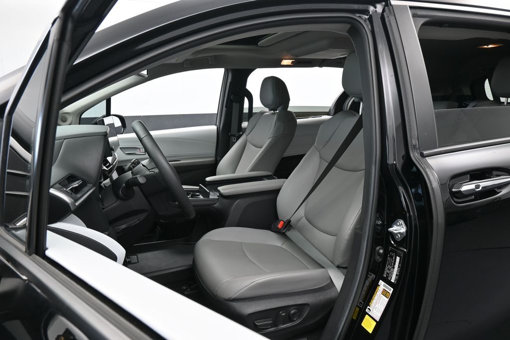 Used 2025 Midnight Black Metallic Toyota XLE image 10