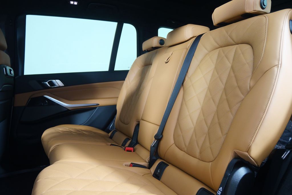 Thumbnail: 2026 BMW X7 - 16
