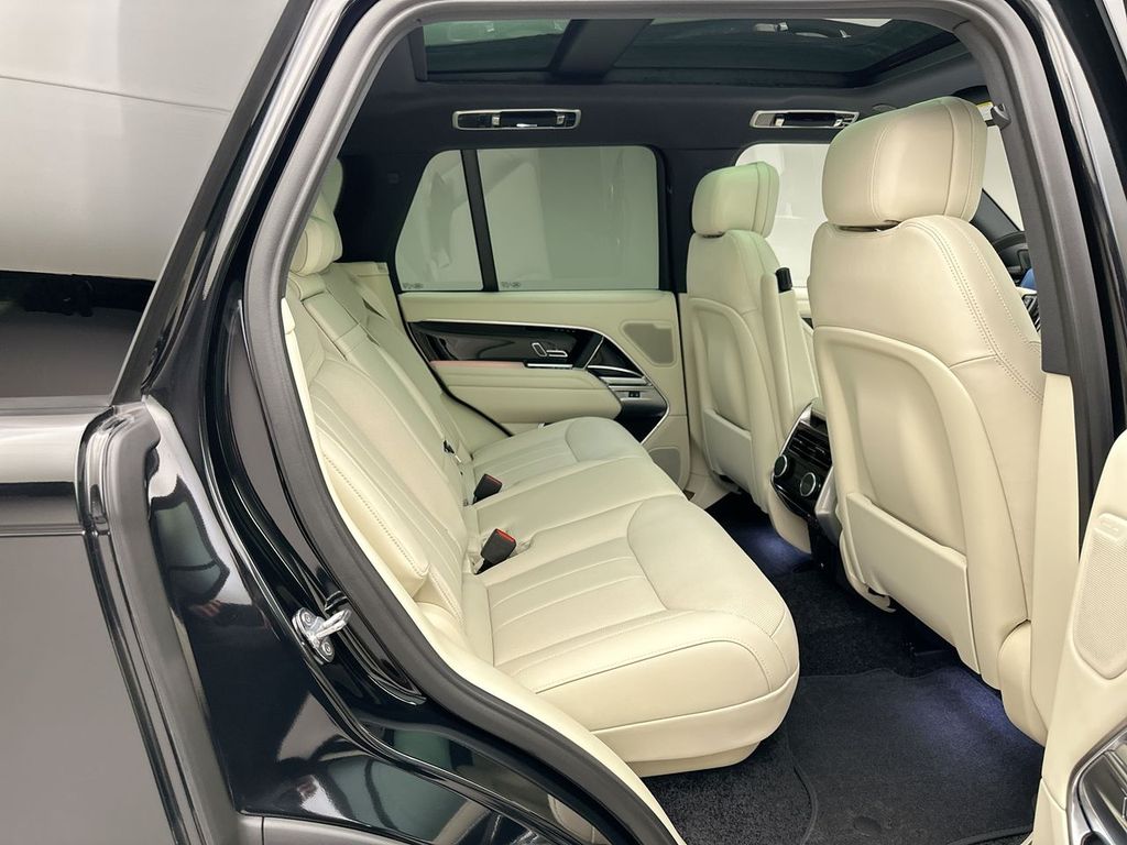 2025 Land Rover Range Rover SE 7
