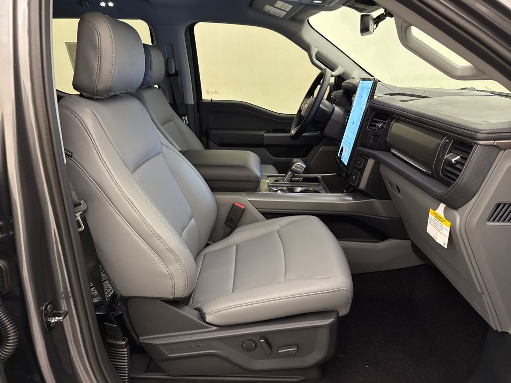 2025 Ford F-150 Lightning photo 17