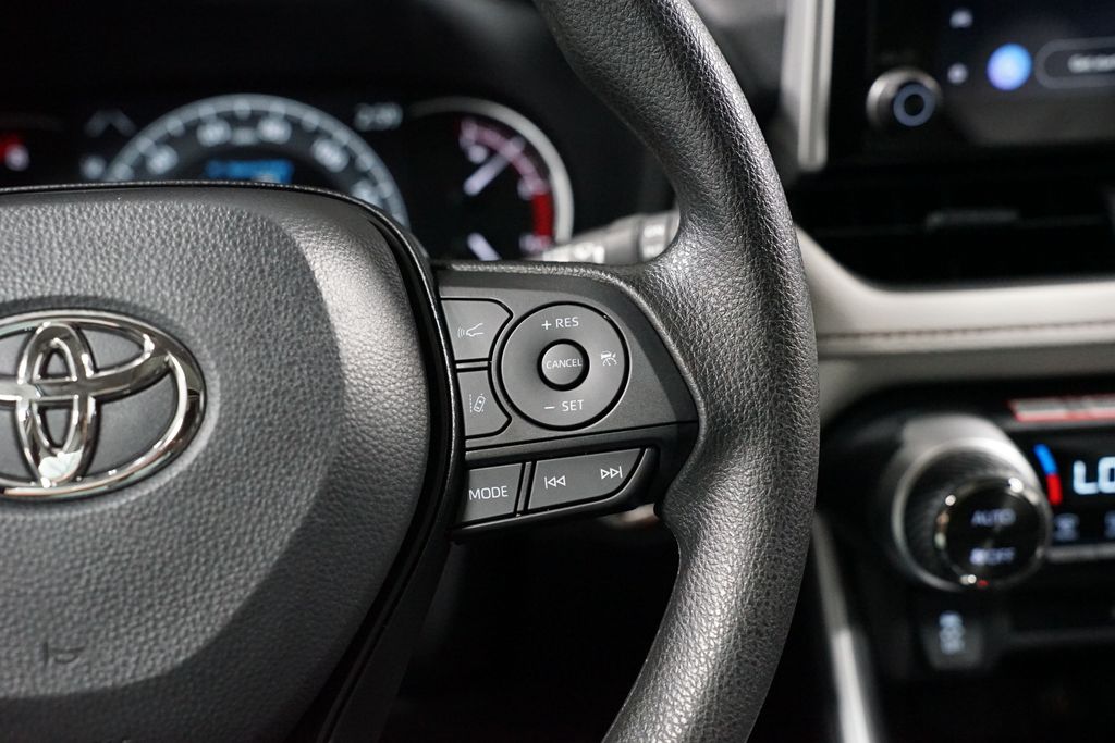 2025 Toyota RAV4 XLE 13