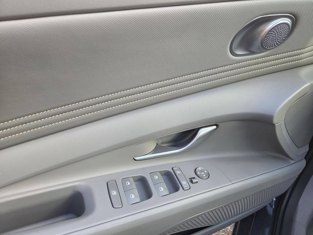 Thumbnail: 2025 Hyundai Elantra - 17