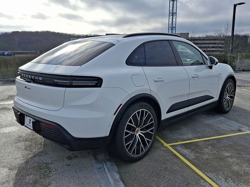 Thumbnail: 2025 Porsche Macan - 4