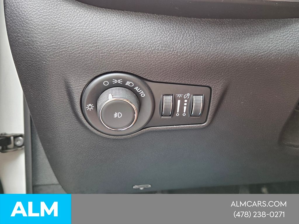 Used 2025 White Jeep Limited image 27