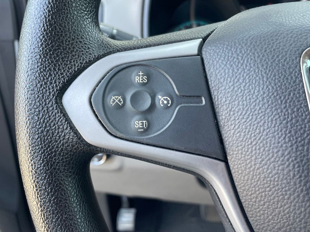 Used 2020 White GMC Base image 12