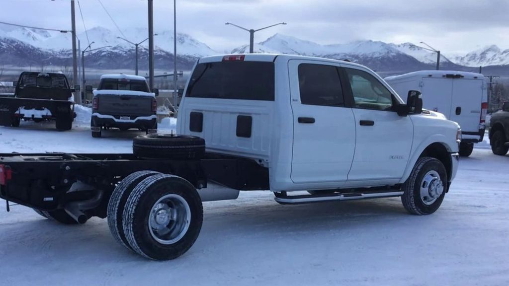 2024 RAM 3500 Chassis SLT - Photo 8