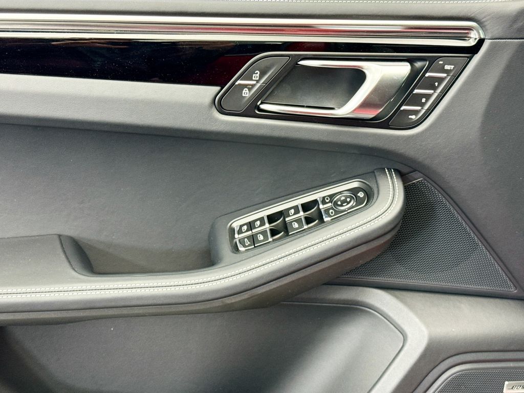 Thumbnail: 2026 Porsche Macan - 24