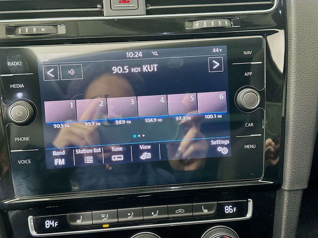 Thumbnail: 2018 Volkswagen e-Golf - 15