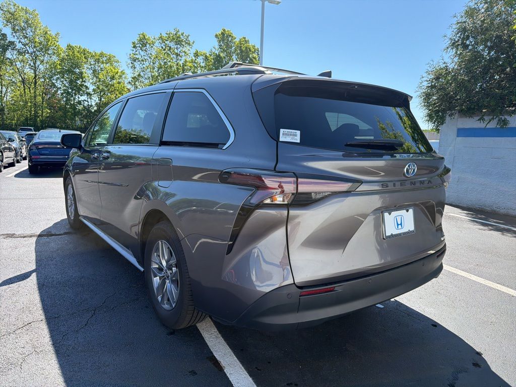 Thumbnail: 2023 Toyota Sienna - 3