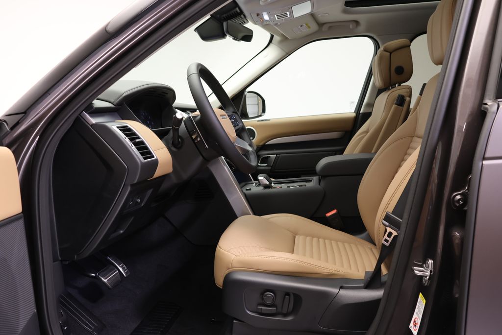 Thumbnail: 2026 Land Rover Discovery - 30