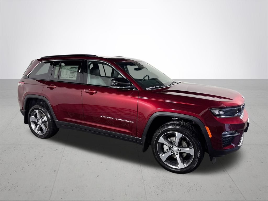 2025 Jeep Grand Cherokee Limited photo 3