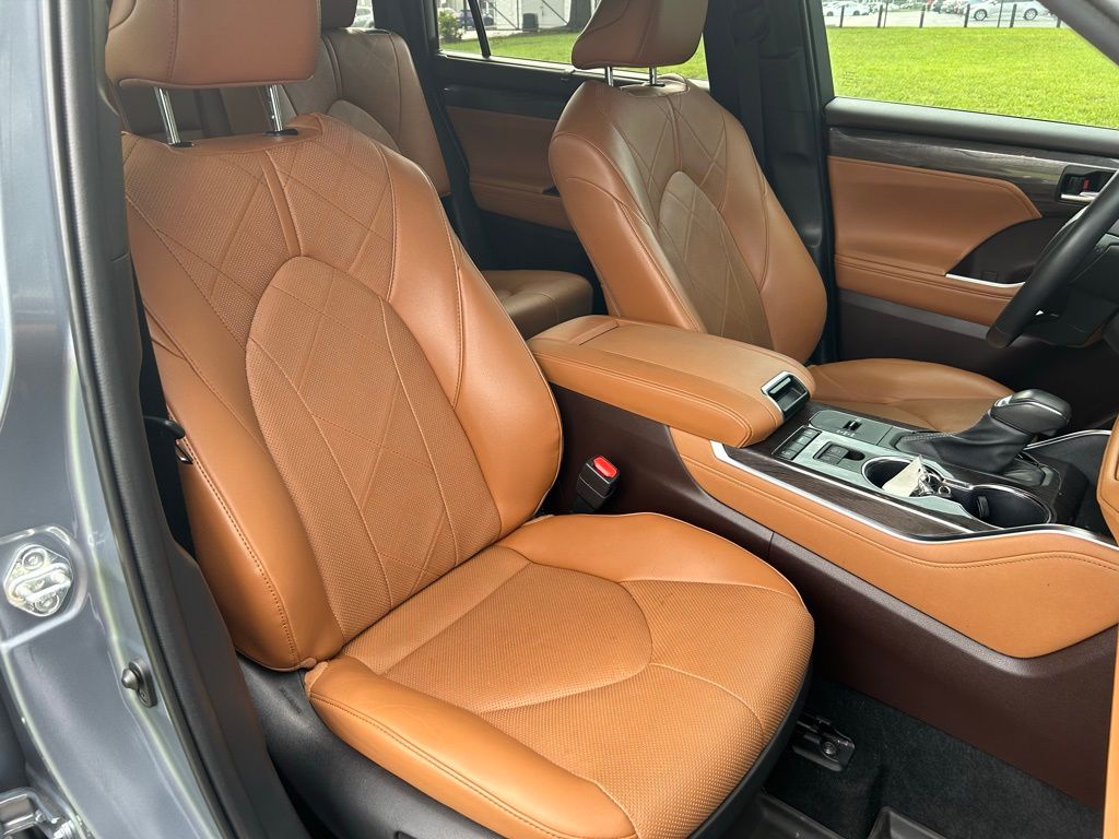 Thumbnail: 2022 Toyota Highlander - 15