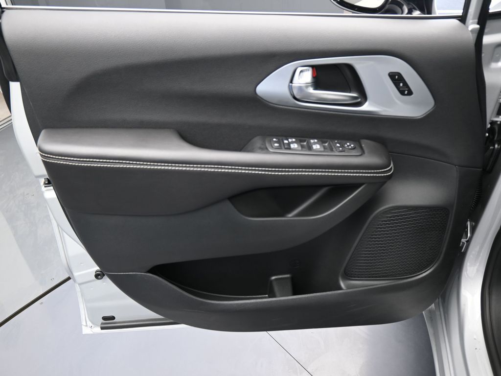 New 2026 Silver Mist Clearcoat Chrysler Limited image 13