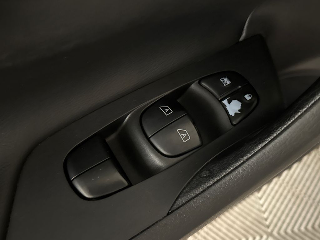 Used 2015 Silver Nissan 2.5 SL image 17